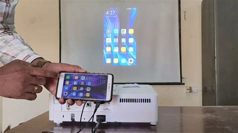 can you hook up iphone to projector